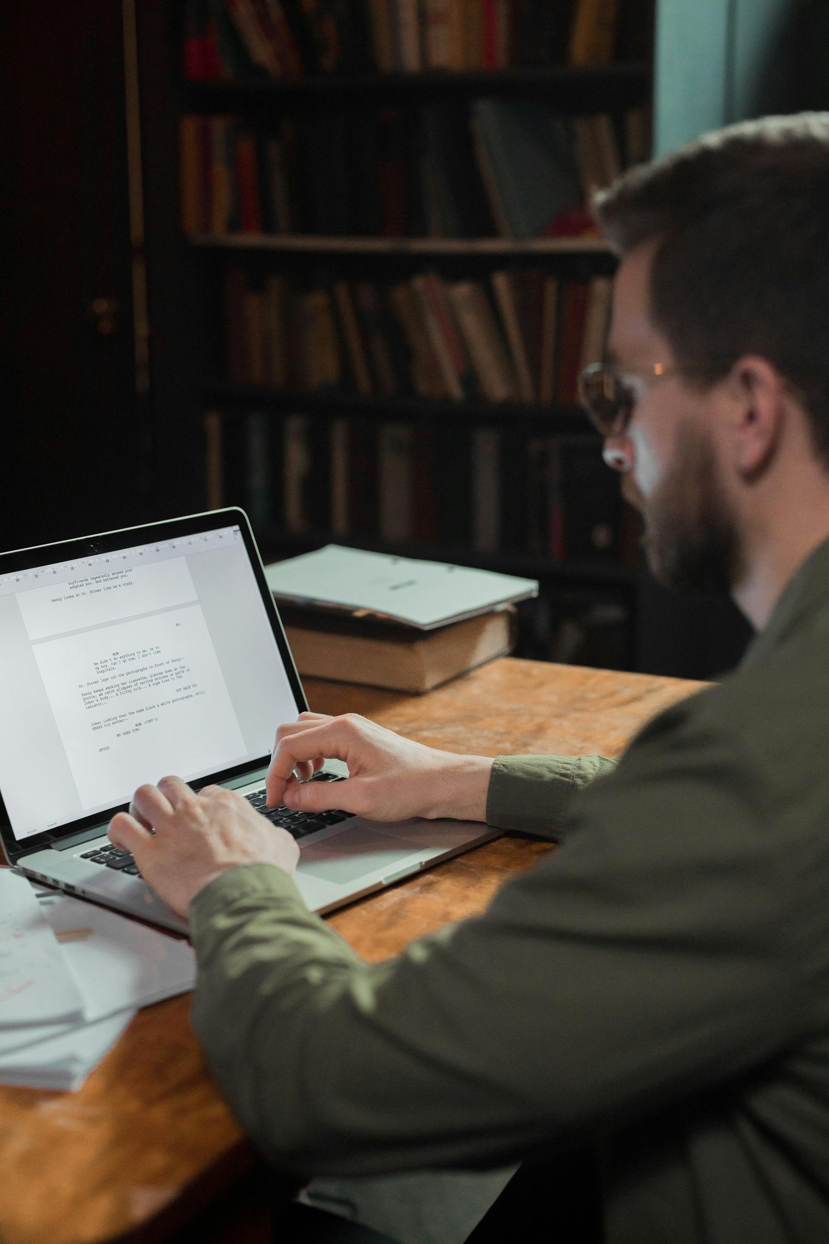 Un hpmme qui tape sur un ordinateur portable des services seo.