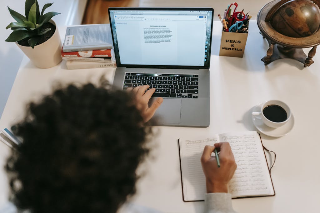 Vue du dessus d'un écrivain qui utilise un ordinateur portable avec du texte dessus.